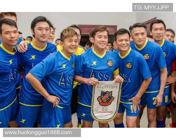 足球巨星与大陆娱乐明星亲密合影展现跨界友谊与合作魅力